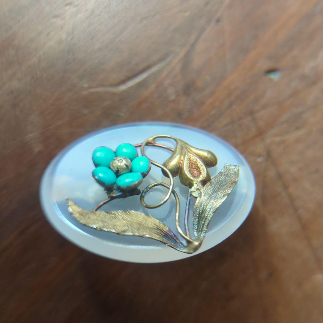 【アンティーク】ホワイトカルセドニーとトルコ石の勿忘草ブローチ