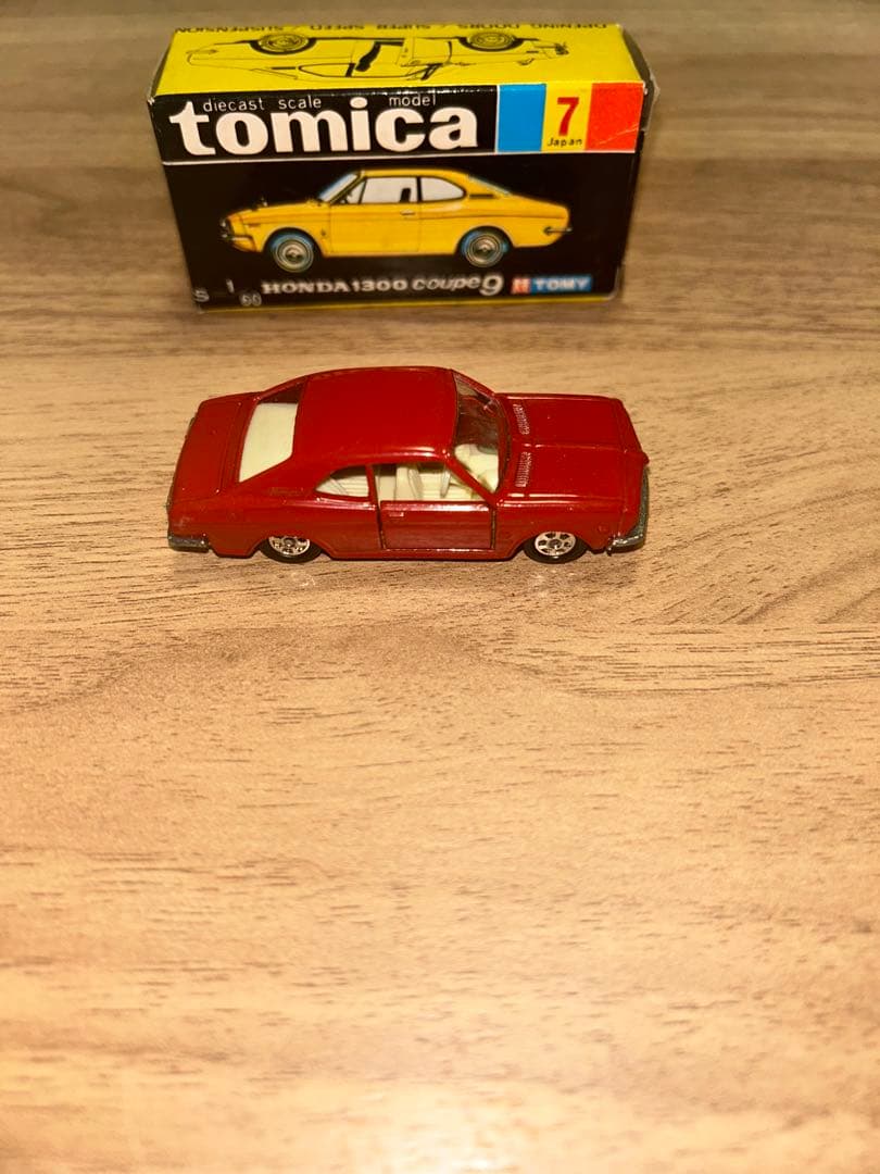トミカ　黒箱 HONDA 1300 Coupe 赤