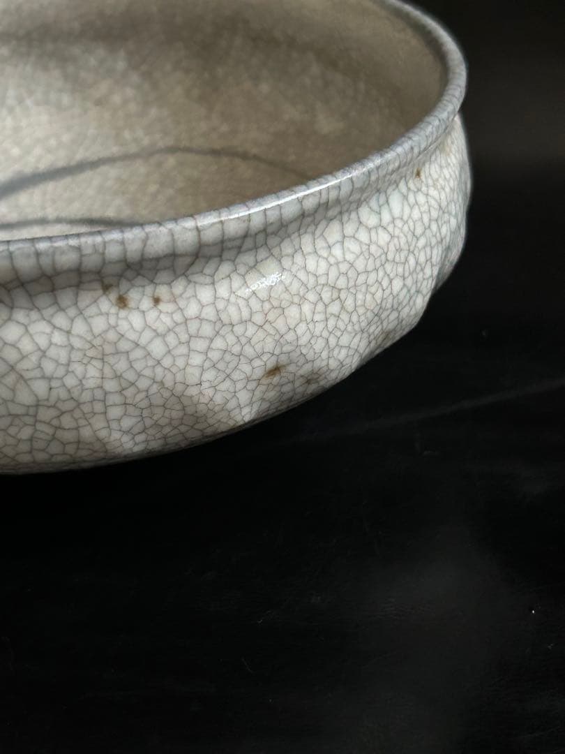 美しい古美術◾️蔵からステキな春蘭の描かれた雰囲気の良い陶器がでて来ました。