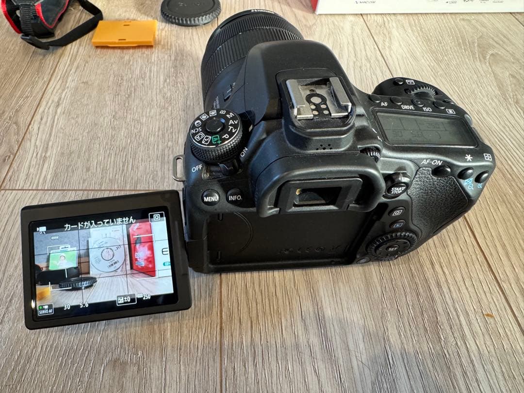 Canon EOS 80D 本体と付属品