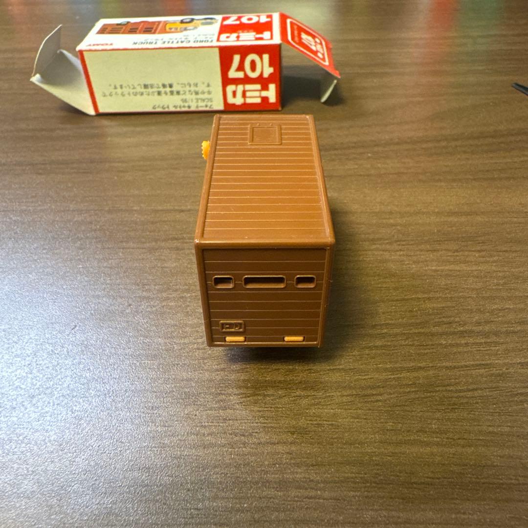 タータンです　トミカ フォードキャトルトラック 107 赤箱 日本製
