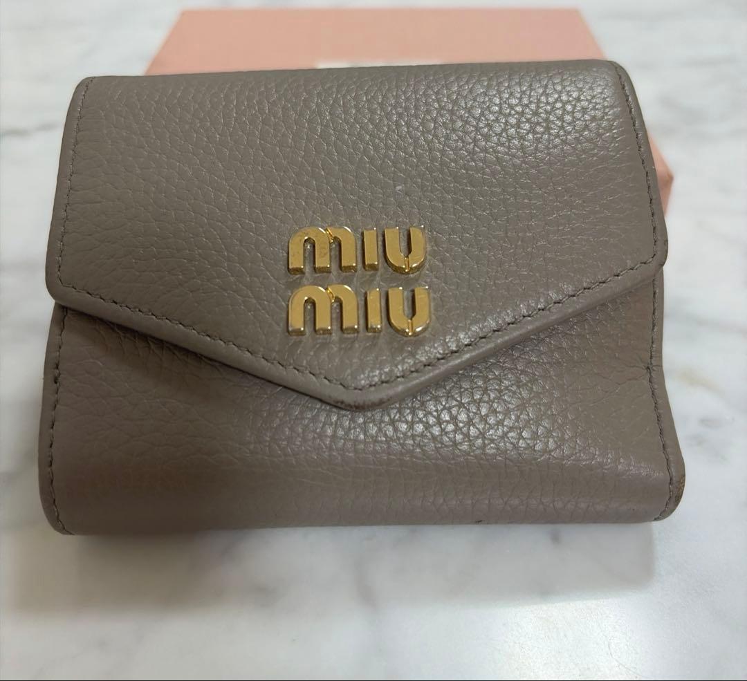 miu miu ヴィッテロダイノレザー フラップ折り財布 ベージュ