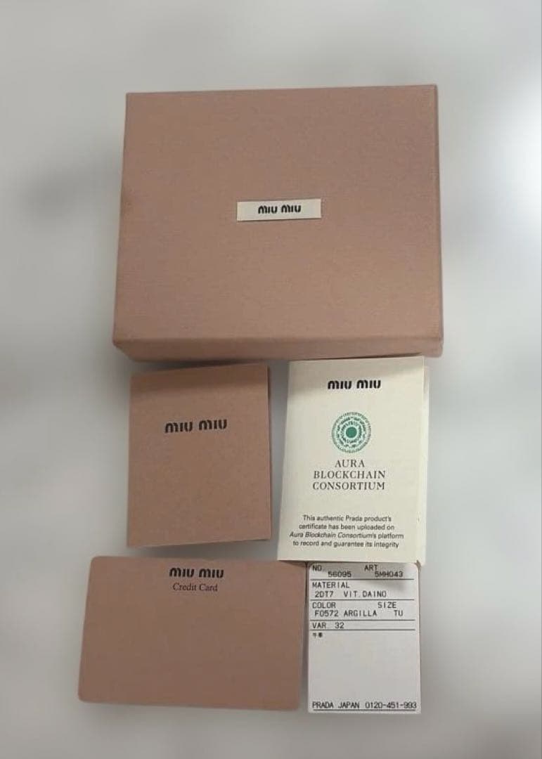 miu miu ヴィッテロダイノレザー フラップ折り財布 ベージュ
