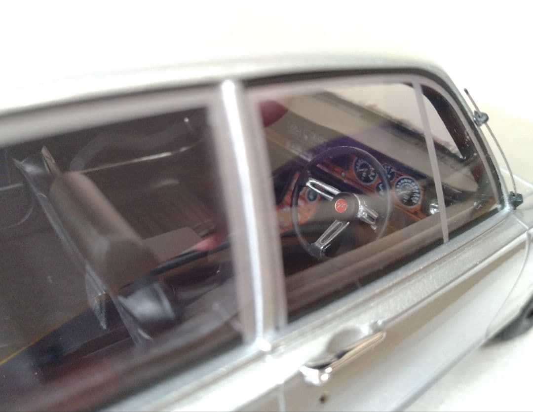 【限定７００台】京商 サムライ 1/18 ハコスカ 4ドア PGC10