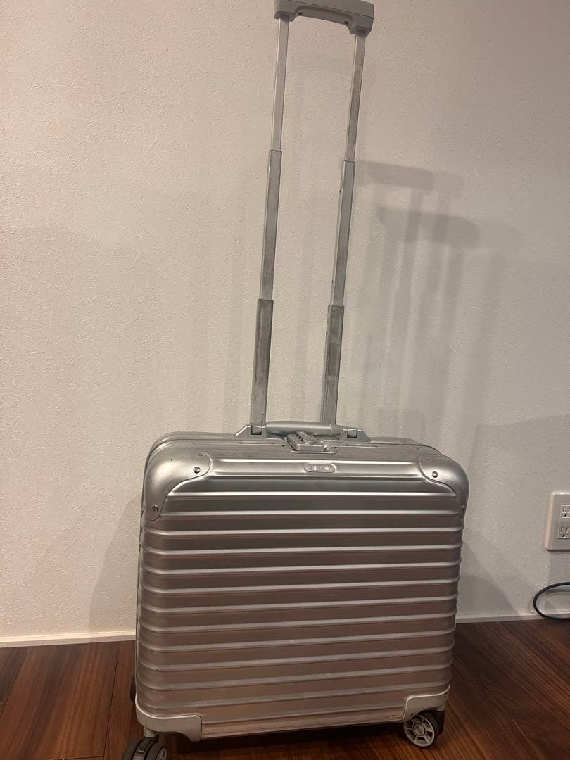 美品 リモワ トパーズ 26L 機内持ち込み 4輪 TSAロック チタニウム
