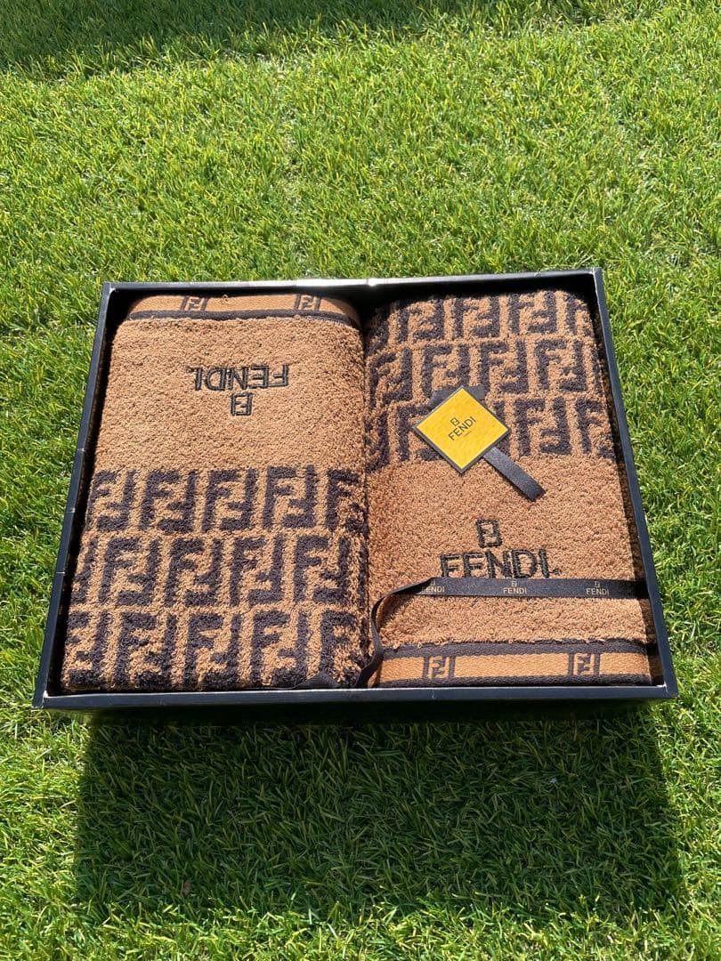 【新品・未使用】FENDI ロゴ入りタオルセット ギフトボックス付き