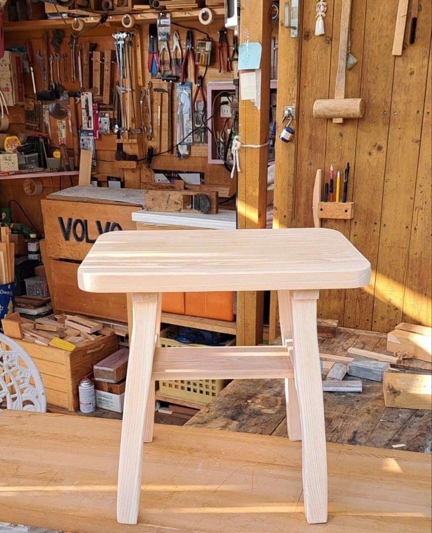 Aurelius さまへ桧スツールと ４段チェストです。