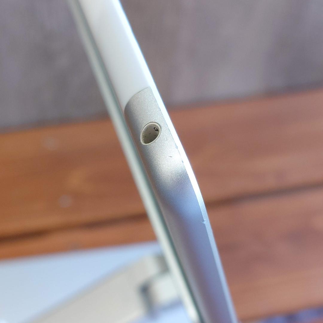 iPad 第5世代 32GB A1823 Wi-Fi+Cellular 本体