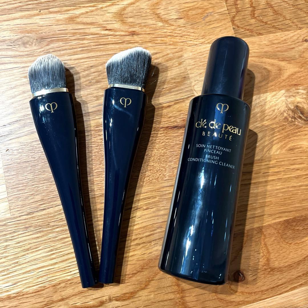 クレ・ド・ポー ボーテ ファンデーションブラシ2本　クリーナーセット
