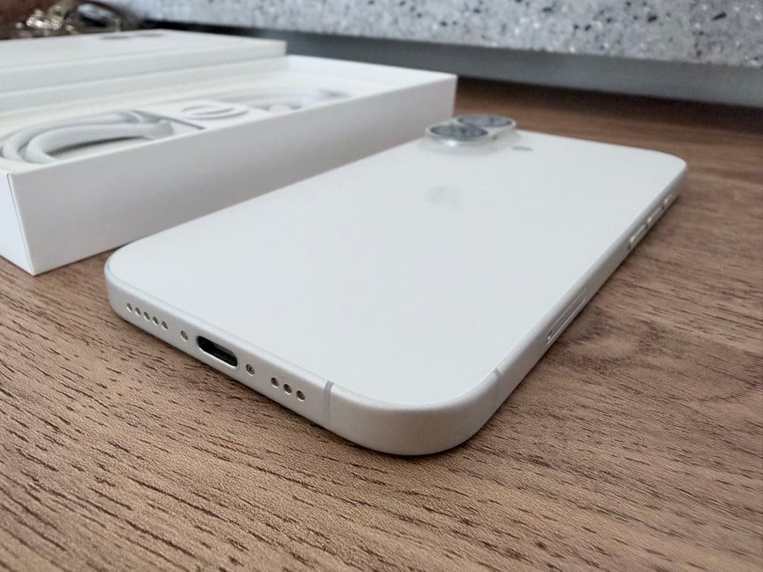 超美品 iPhone16 無印 128gb ホワイト 本体SIMフリー