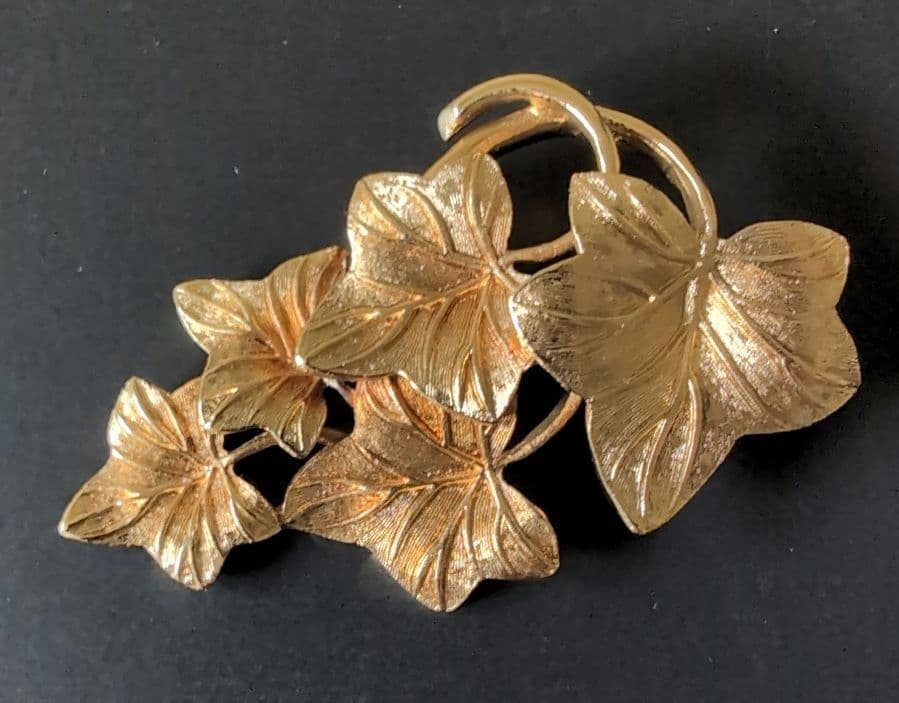 ヴィンテージ　Christian Dior リーフブローチ ゴールド
