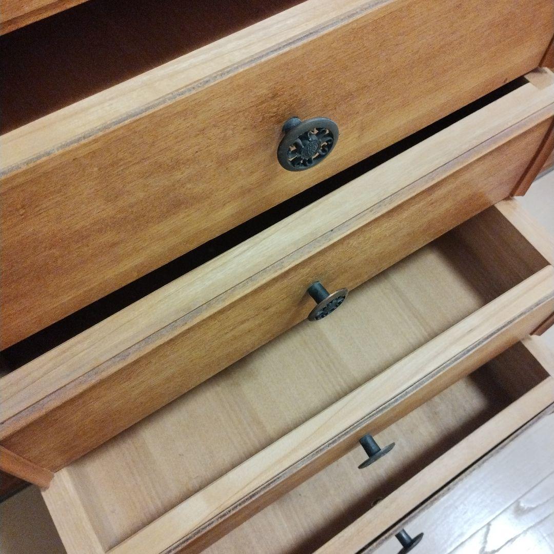 飾り棚・ガラス扉付き木製キャビネット