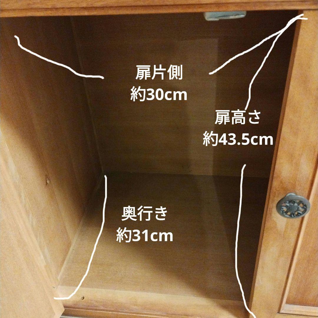 飾り棚・ガラス扉付き木製キャビネット