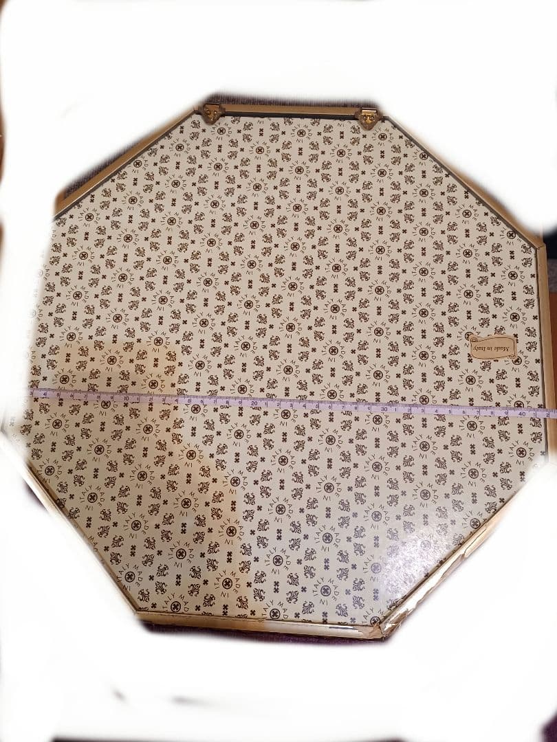 八角形のガラスショーケース