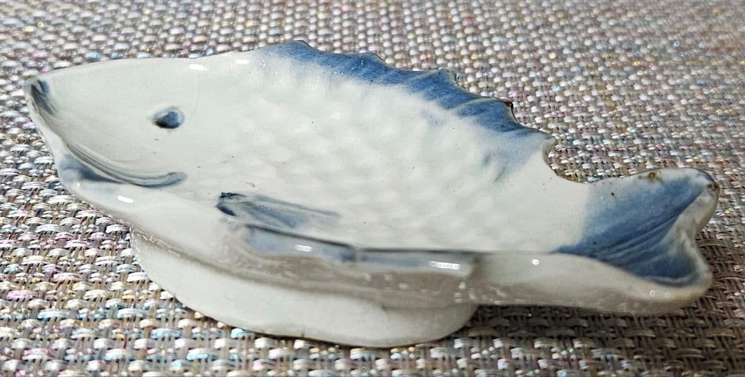【珍品❗️】江戸時代中期　古伊万里　染付　魚形　陽刻浮彫　小皿　豆皿　変形皿