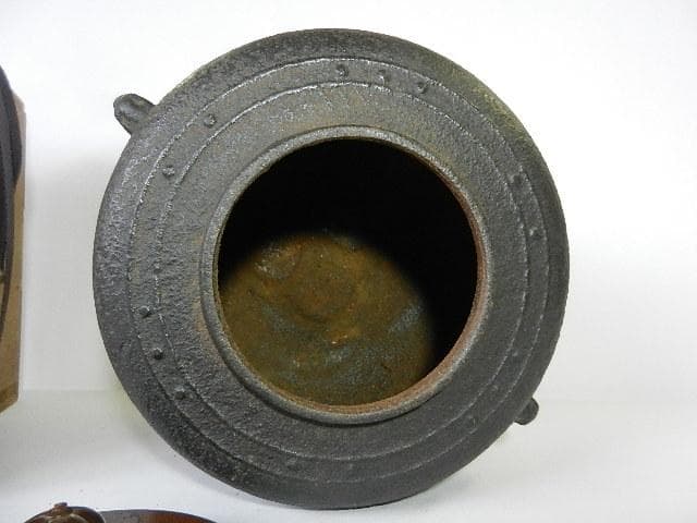 釜師「清光」作「萬代屋釜」（高１９．５㌢、口９．５㌢、胴２１．５㌢）