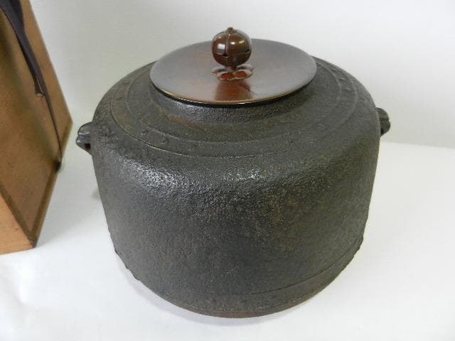 釜師「清光」作「萬代屋釜」（高１９．５㌢、口９．５㌢、胴２１．５㌢）