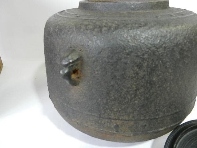 釜師「清光」作「萬代屋釜」（高１９．５㌢、口９．５㌢、胴２１．５㌢）