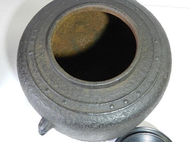 釜師「清光」作「萬代屋釜」（高１９．５㌢、口９．５㌢、胴２１．５㌢）