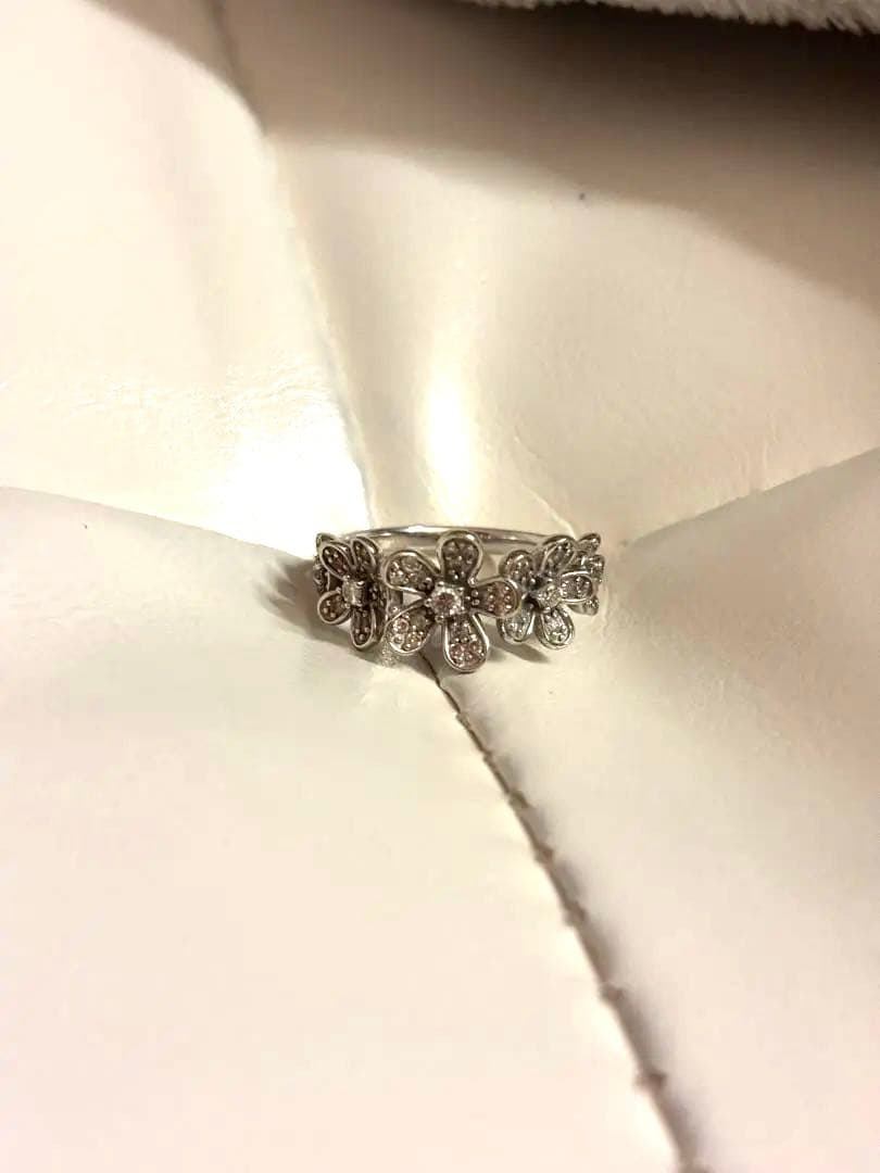 ホワイトゴールド　ダイヤモンド　フラワー　リング