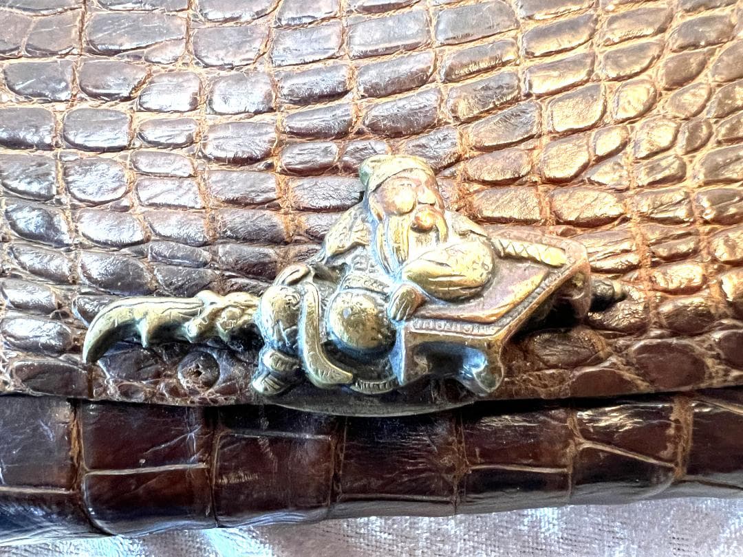 煙草入れ　革製　煙管入れと煙草入れと緒締め付き　前金具は三国志の関羽