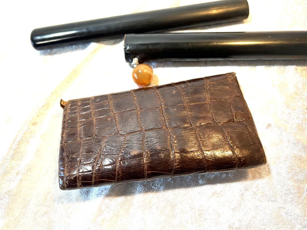 煙草入れ　革製　煙管入れと煙草入れと緒締め付き　前金具は三国志の関羽