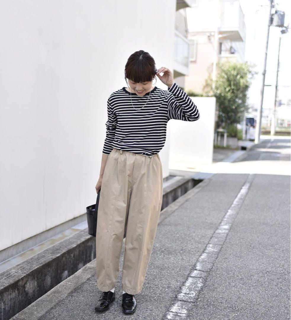 ゆったりシルエットのコクーンパンツ