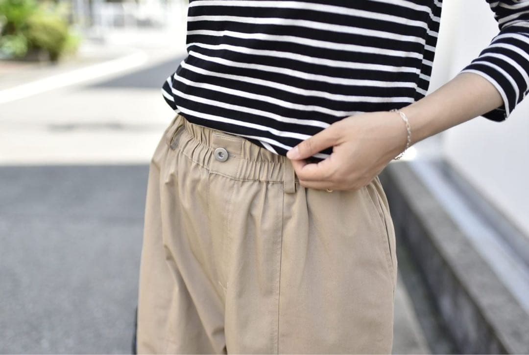 ゆったりシルエットのコクーンパンツ