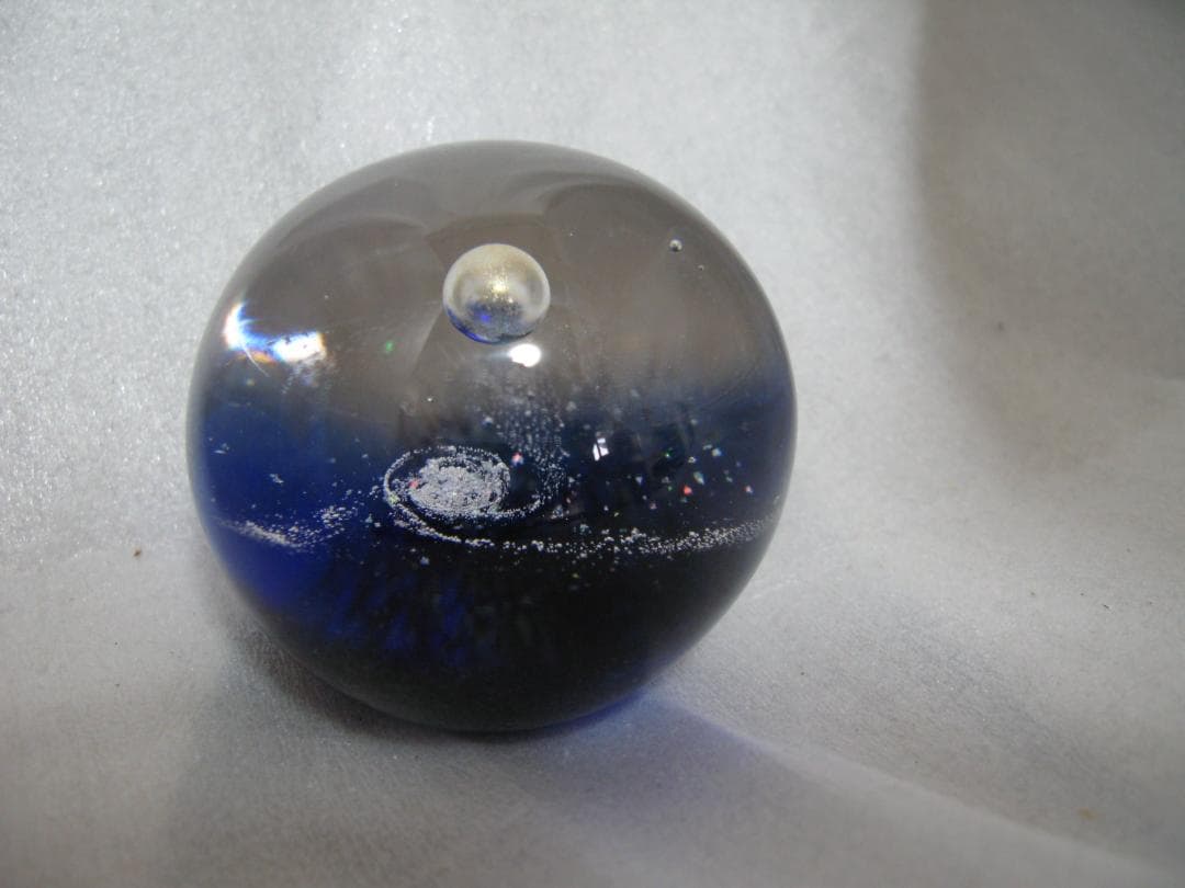 宇宙の銀河をモチーフにしたオブジェ 惑星 ガラスのアーティスト ワタナベカズオ