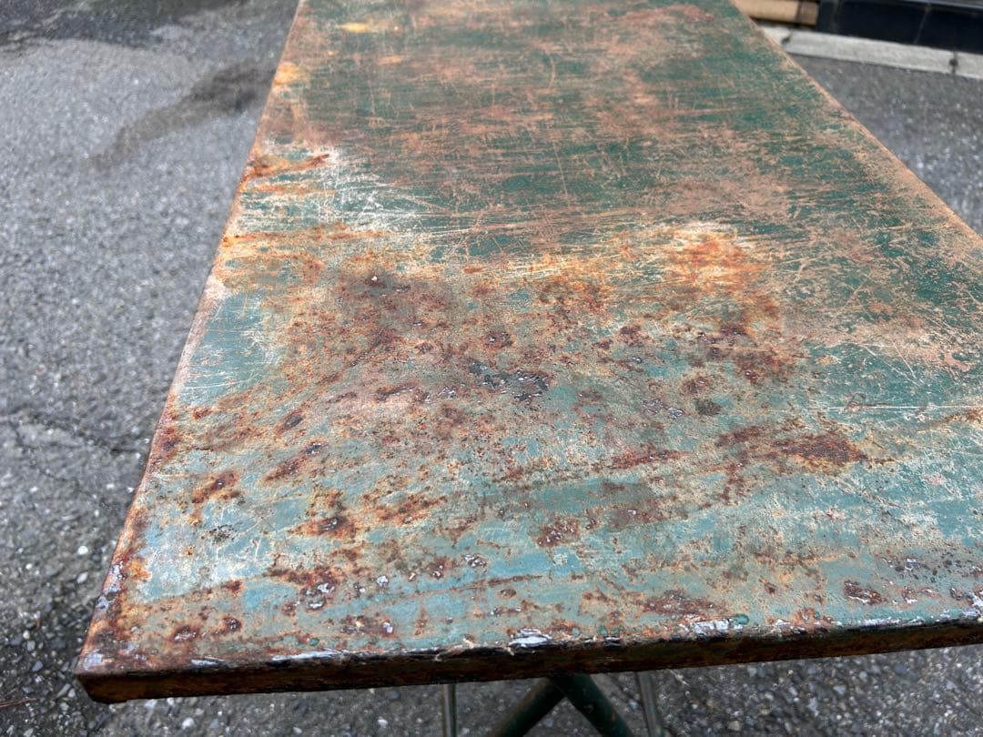 ビンテージ　折りたたみ式金属テーブル