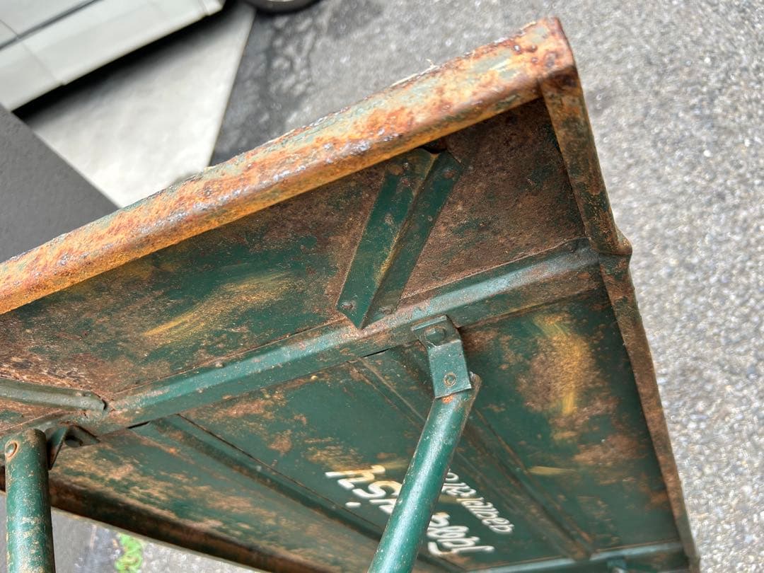 ビンテージ　折りたたみ式金属テーブル