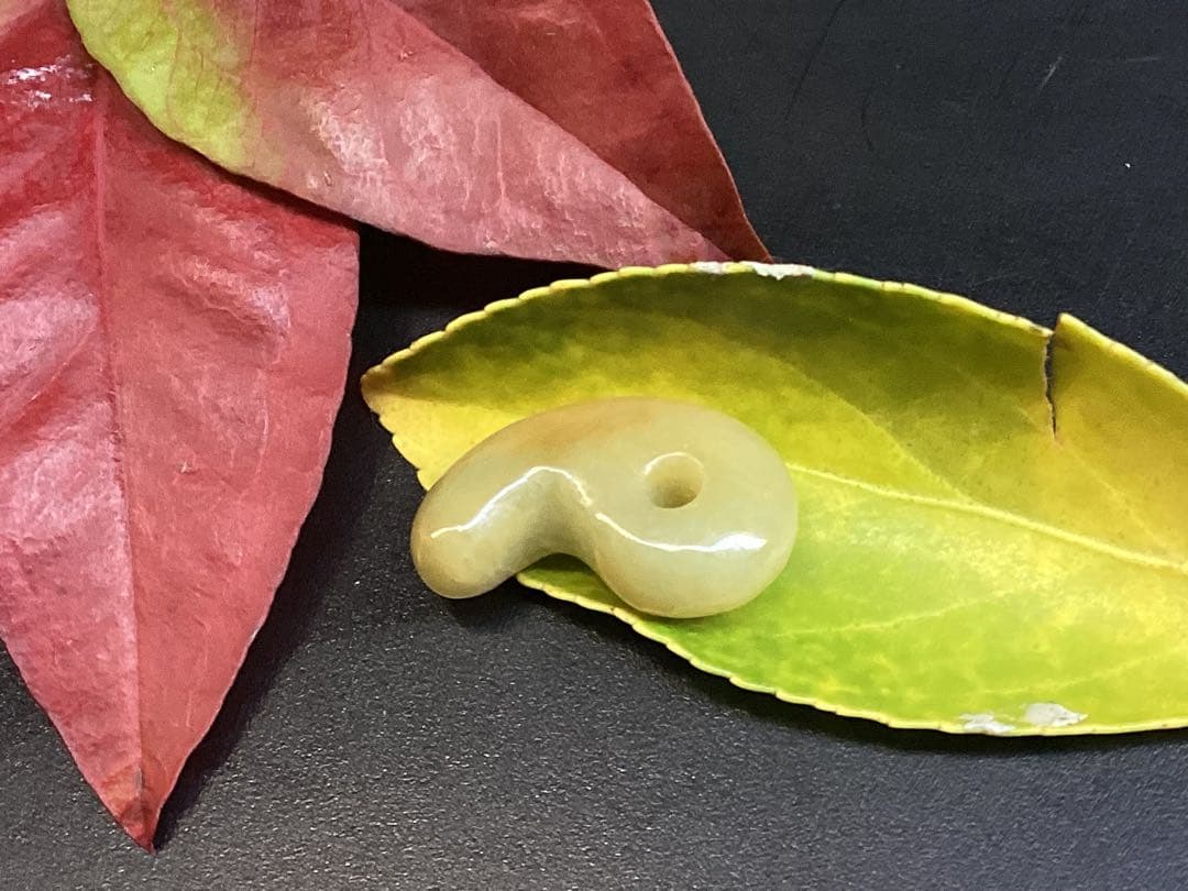 ⭕️超極上レア物　✳一番数少ない幻の幸運の黄色‼️ 糸魚川翡翠勾玉ガラス質鑑定鑑別書