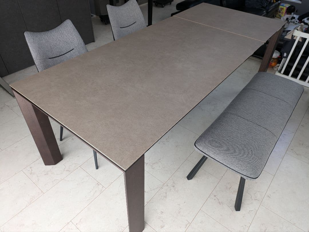 カリガリス オムニア 伸張 セラミック ダイニングテーブル