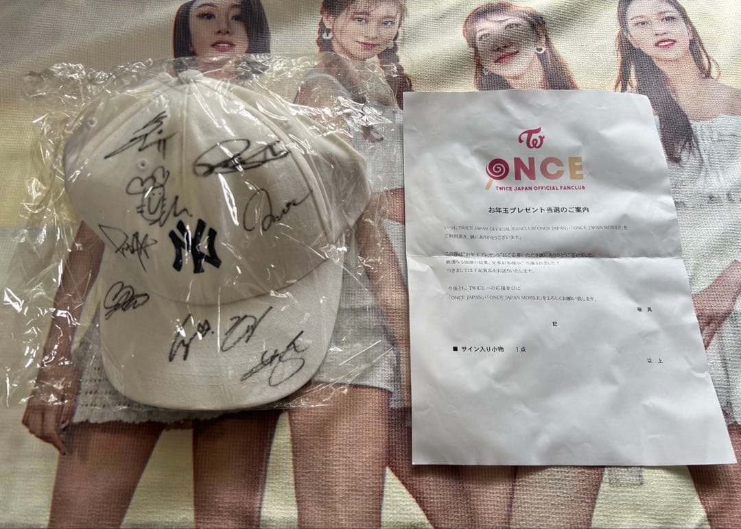 TWICE 2020年お年玉プレゼントサイン入りキャップ