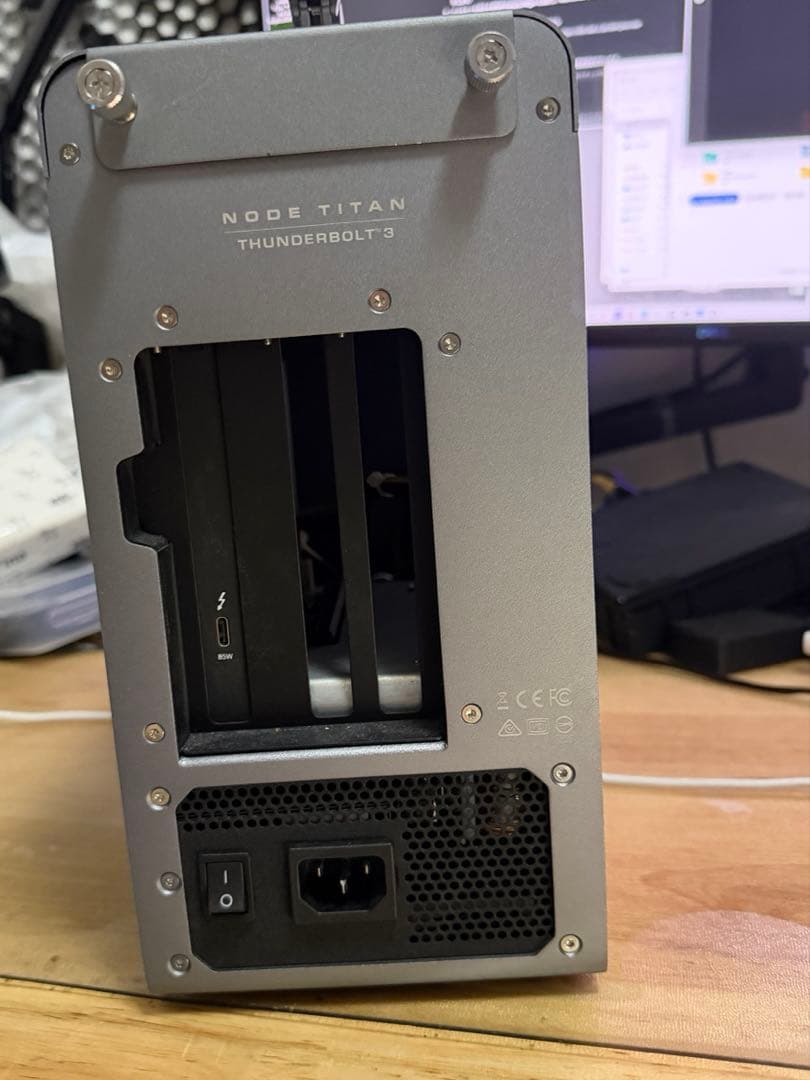 グラフィックボード・グラボ・ビデオカード Akitio node titan eGPU