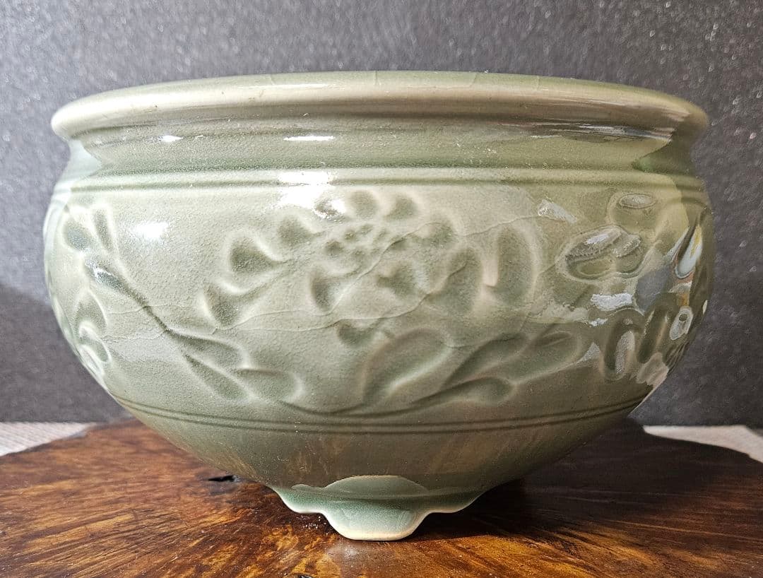 現代作家作　菊花文刻　青瓷　青磁　大香炉　花入れ　花器　口径約19.5cm　灰付