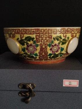 清朝の乾隆帝の時代に作られた、エナメルと金象嵌を施した大きな玉器