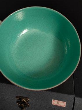 清朝の乾隆帝の時代に作られた、エナメルと金象嵌を施した大きな玉器