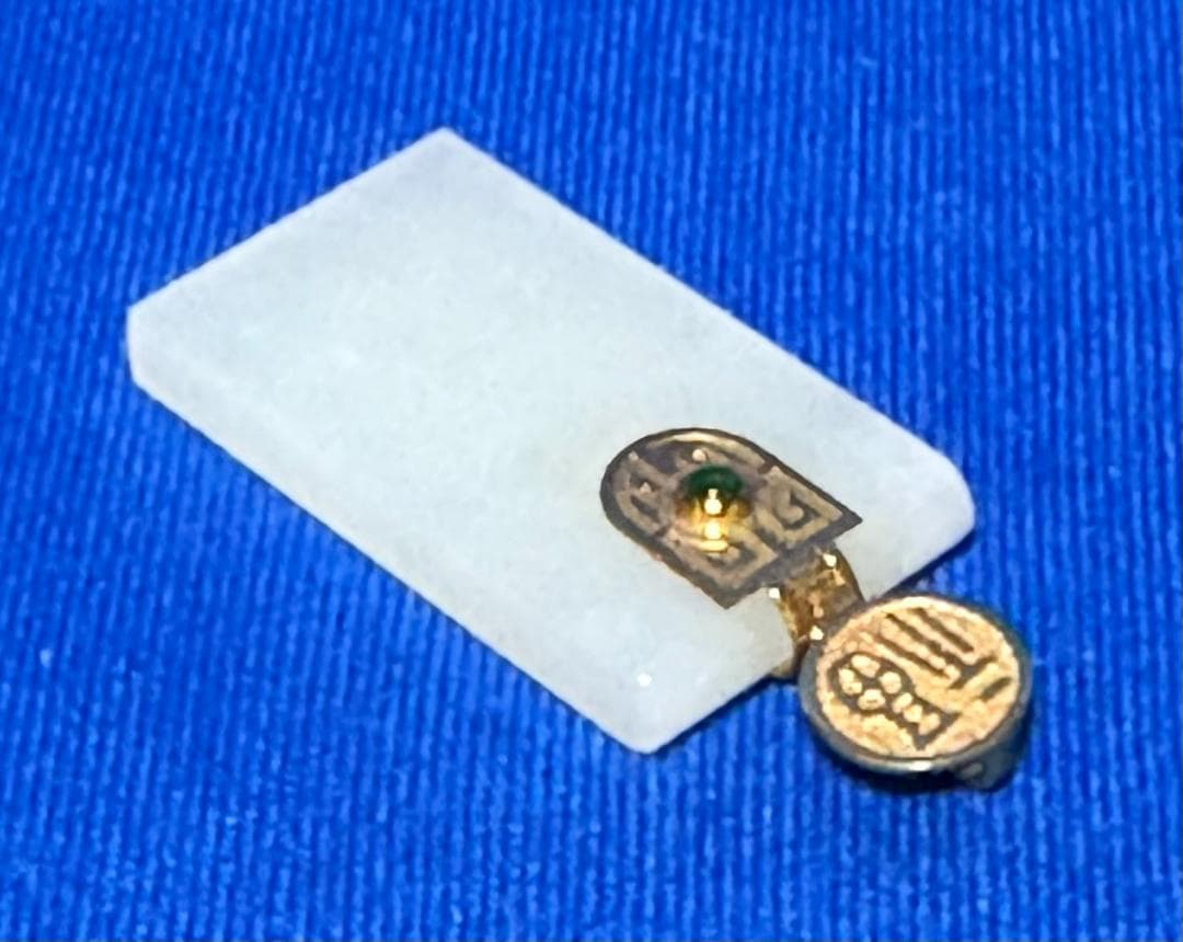 和田玉　ペンダントトップ　G18K金刻印　鑑定書つき　中国深セン