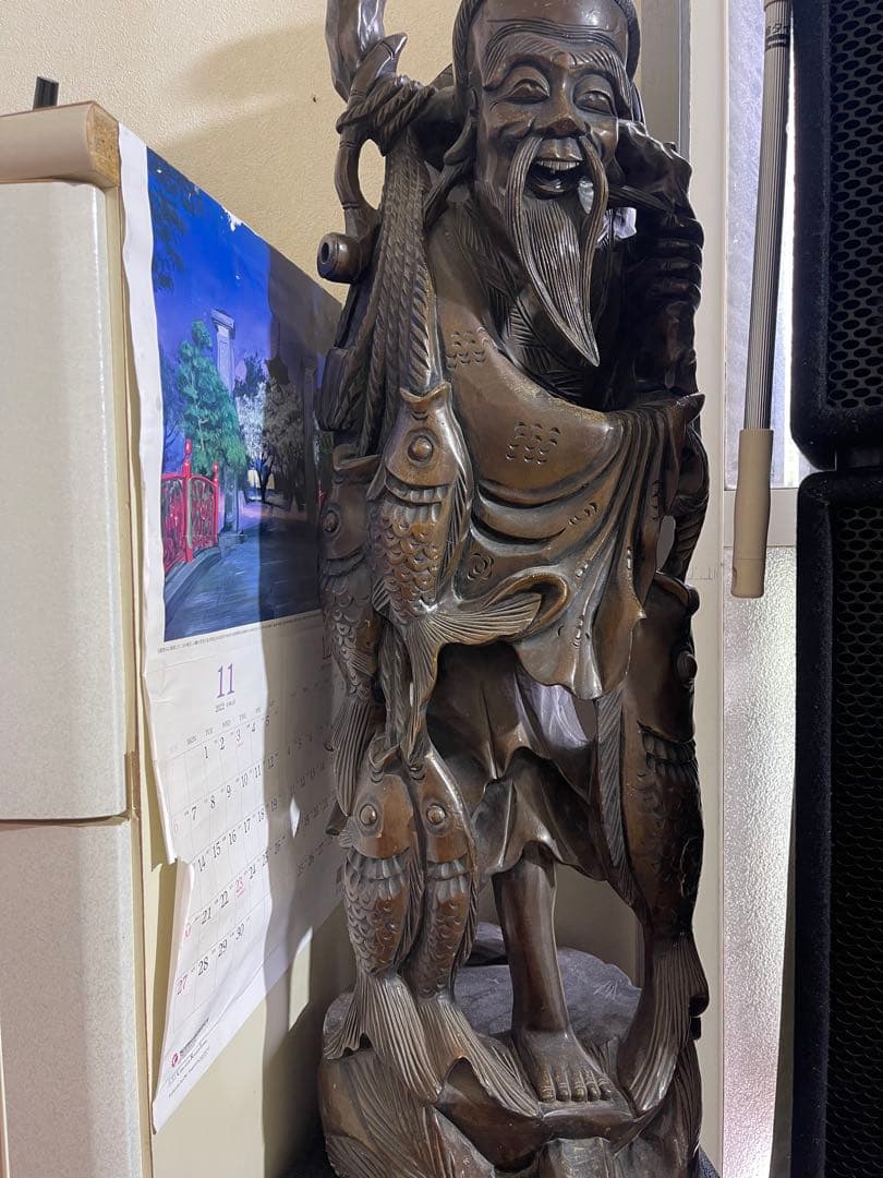 貴重な木材で作られた釣りをする老人の木像