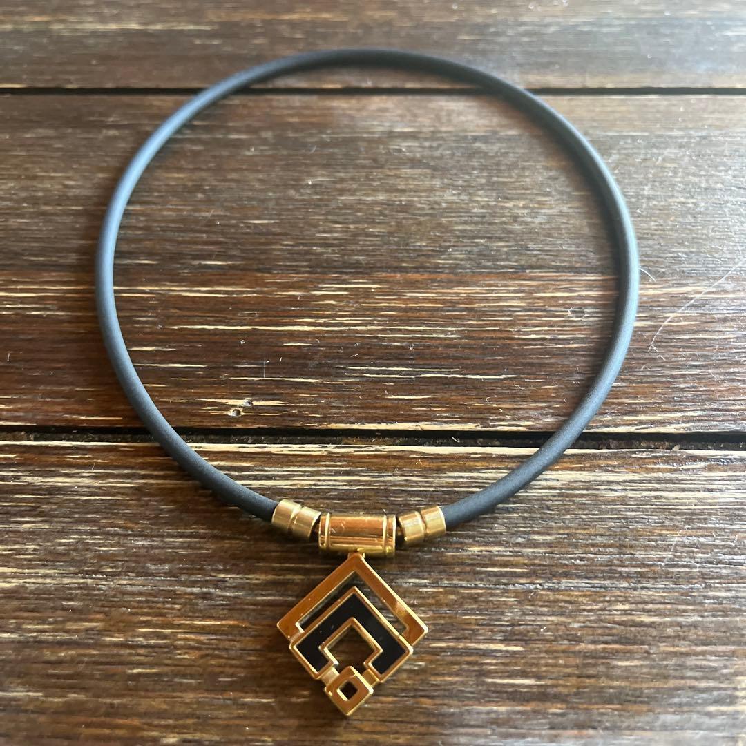 ARK52コランテッド 幾何学的デザイン ネックレス ブラック ゴールド