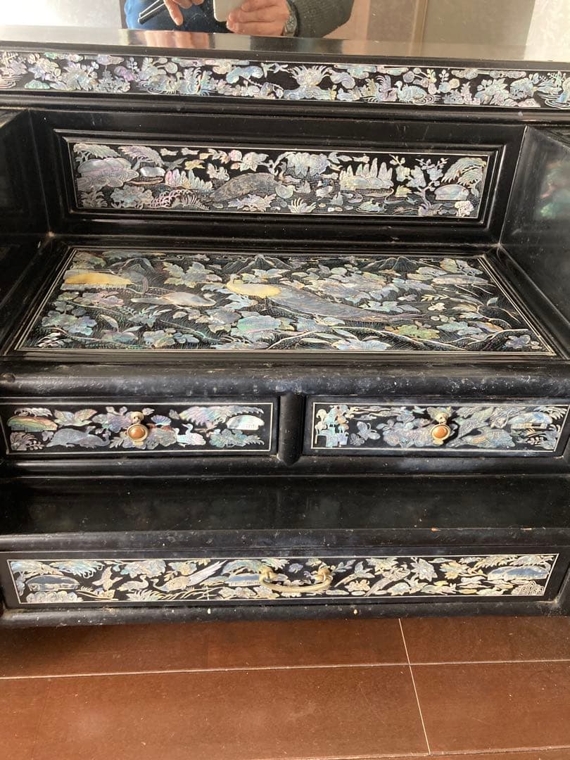 螺鈿の鏡台です 愛着のある品物ですので宜しくお願い致します