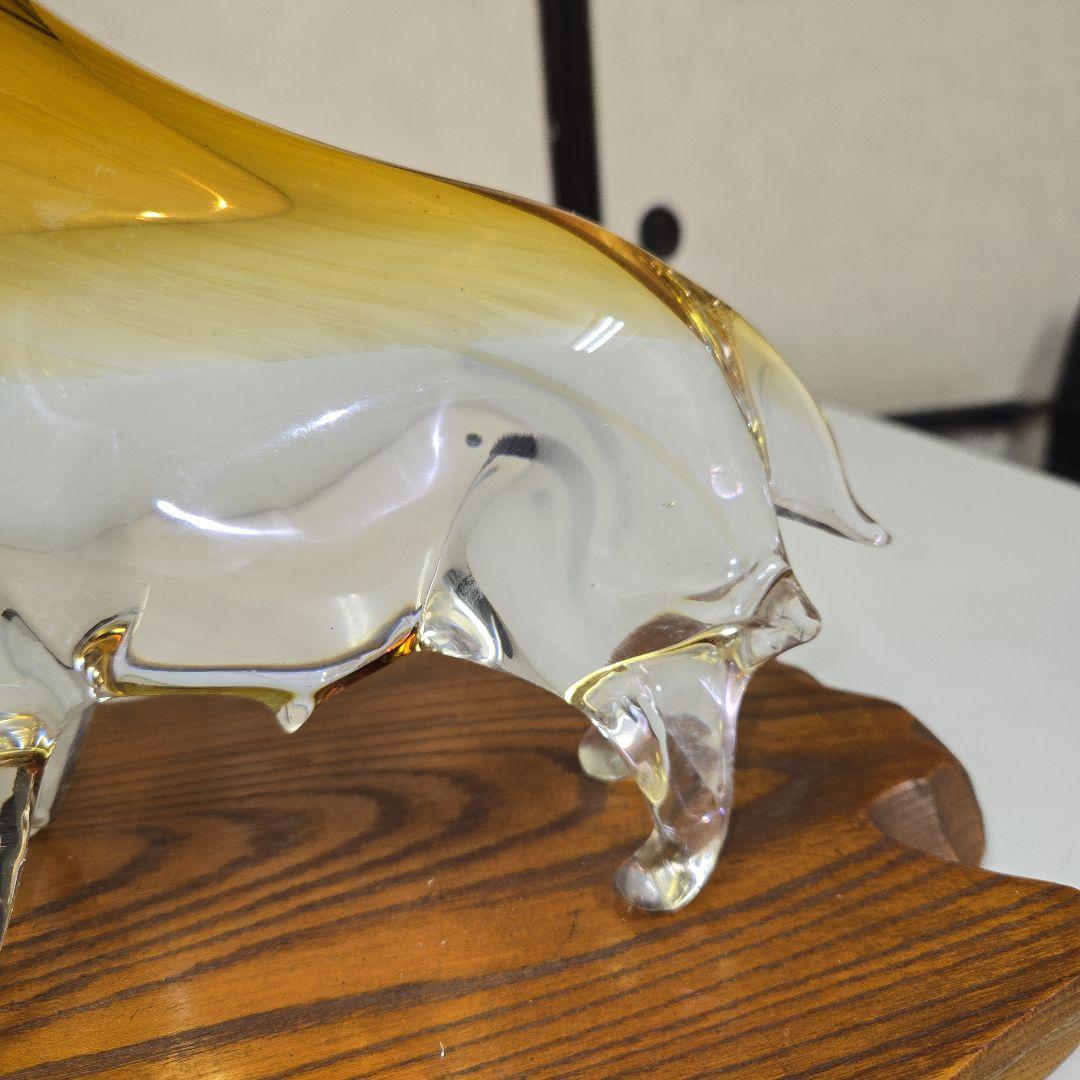 牛の置物　マルティガラス　木製置台付き