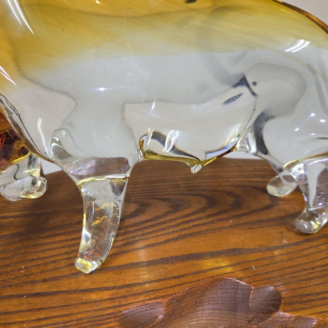 牛の置物　マルティガラス　木製置台付き