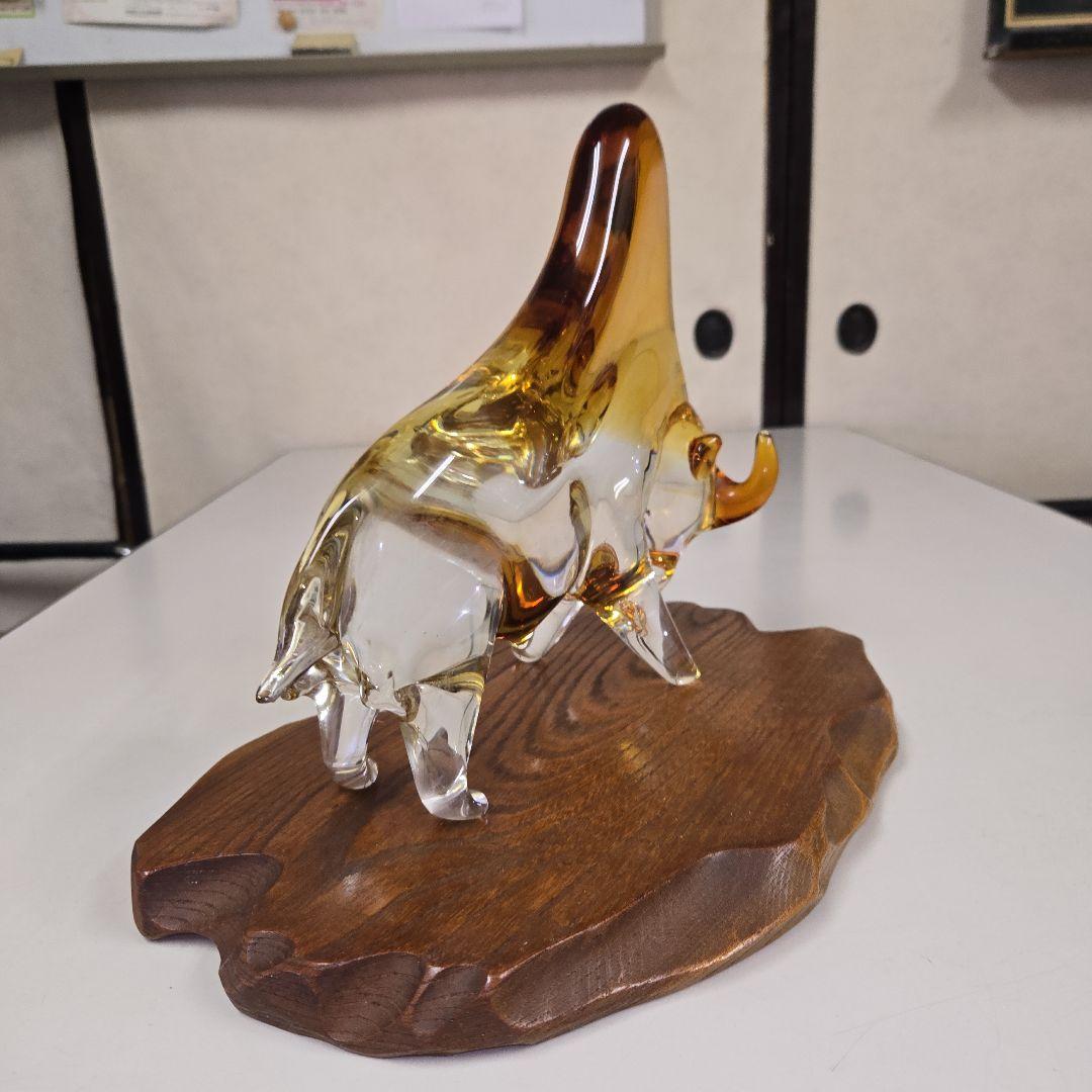 牛の置物　マルティガラス　木製置台付き