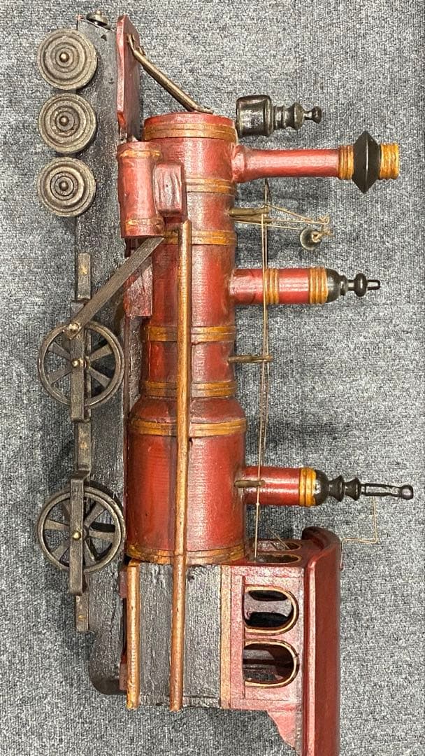 サイドのモデルウッドの列車の機関車