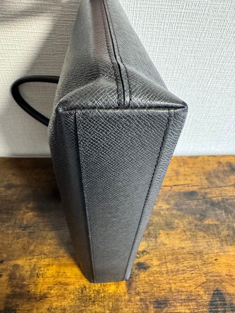 黒のビジネスバッグ 合成皮革製　ヴィトン