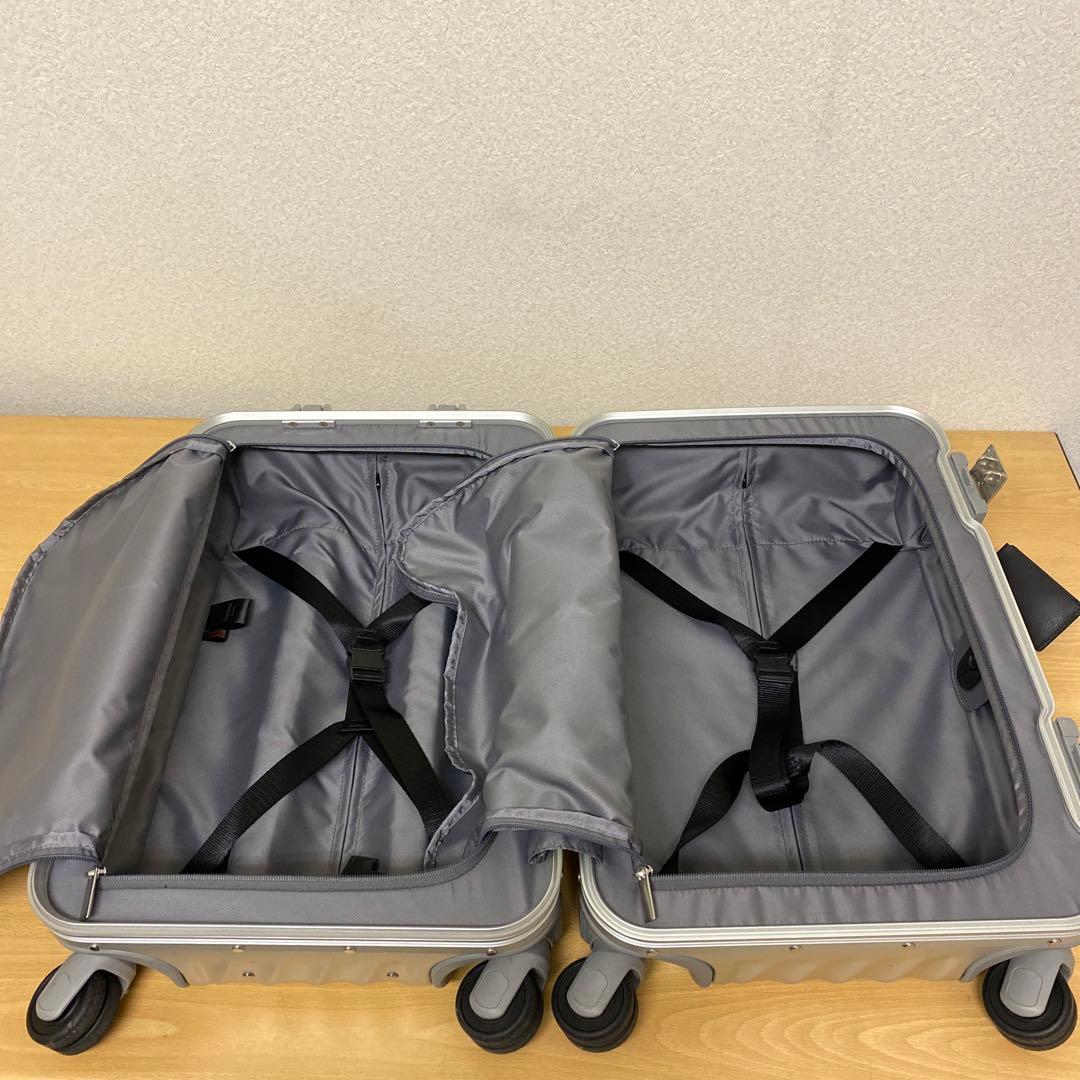 TUMI シルバーキャリーケース TSAロック付き
