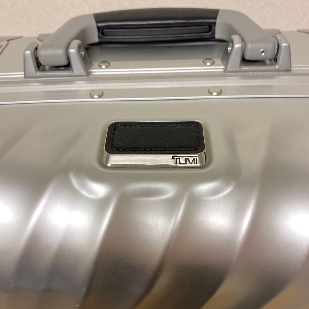 TUMI シルバーキャリーケース TSAロック付き