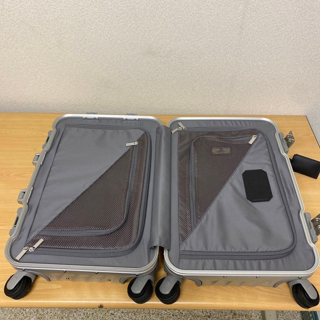 TUMI シルバーキャリーケース TSAロック付き
